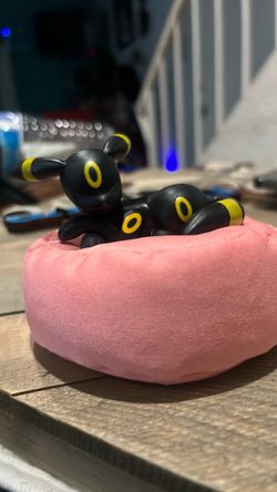 Sleeping umbreon figure
