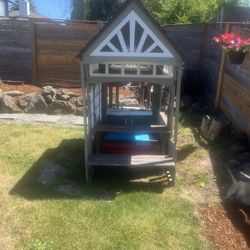 Kids outdoor play house