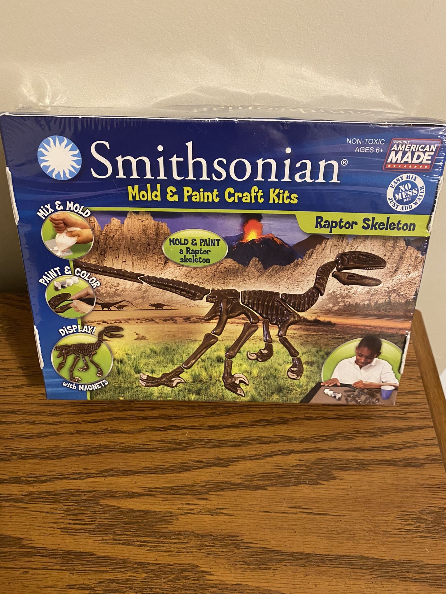 Nib Smithsonian Mold & Paint Craft Kit- Raptor Skeleton 