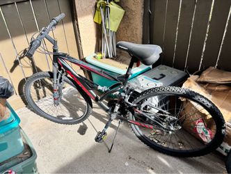 26 inch Hyper Shocker Men’s Mountain Bike with Dual Suspension