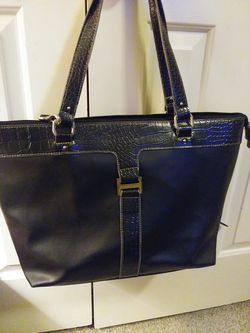 Ladies Big Nice Hand/shoulder bag with slim bag insert too.