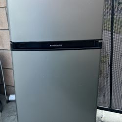 Frigidaire - 4.5 Cu. Ft. Mini Fridge 