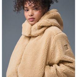Alo Foxy Sherpa Jacket (Camel/Medium)
