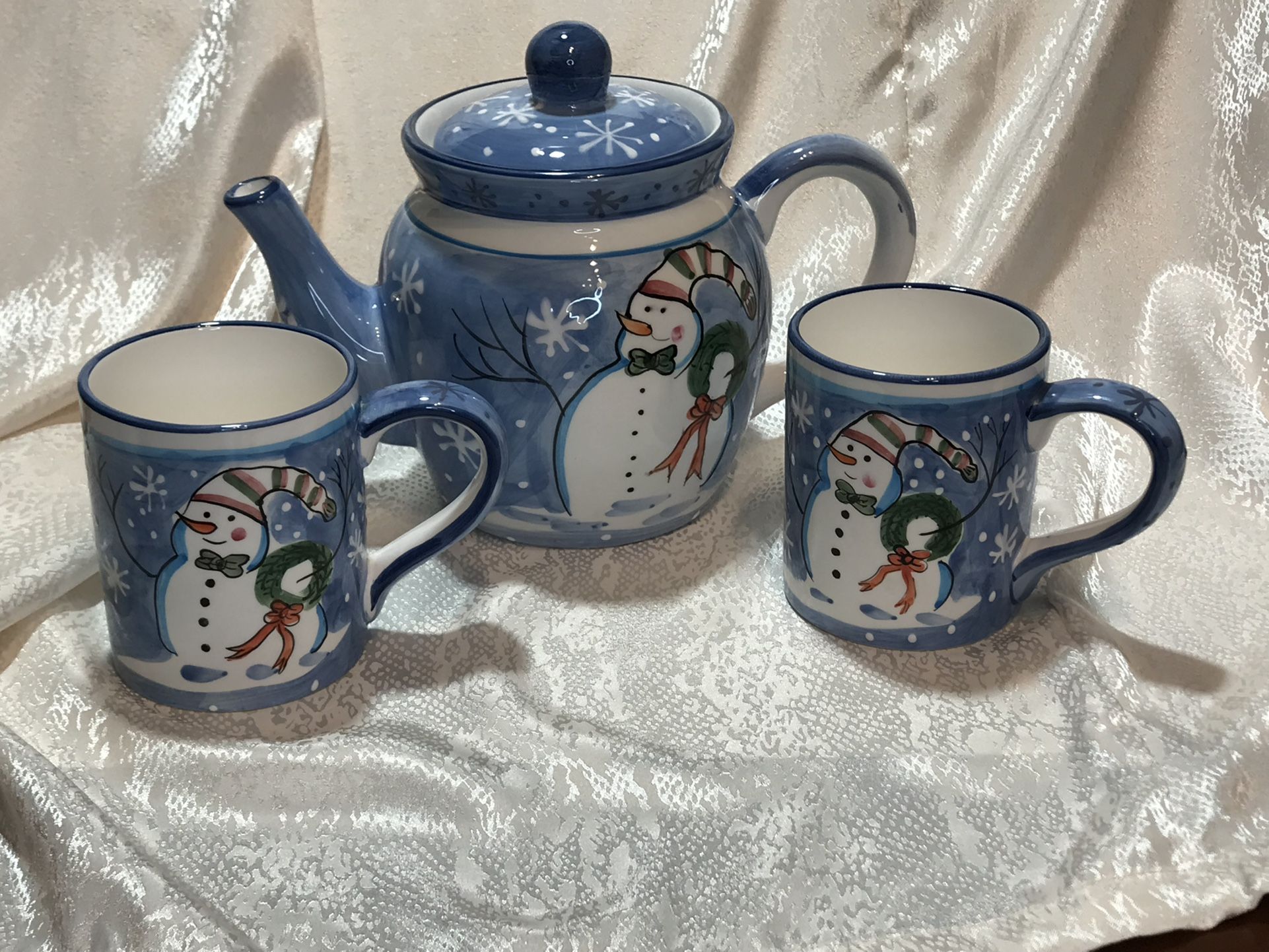 Hand painted Christmas Tea Pot And 2 Mugs 