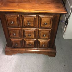 25”wx16”dx25”h Very good condition solid wood nightstand