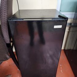 Igloo Mini Fridge In Amazing Condition 