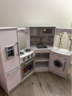 Children’s play kitchen