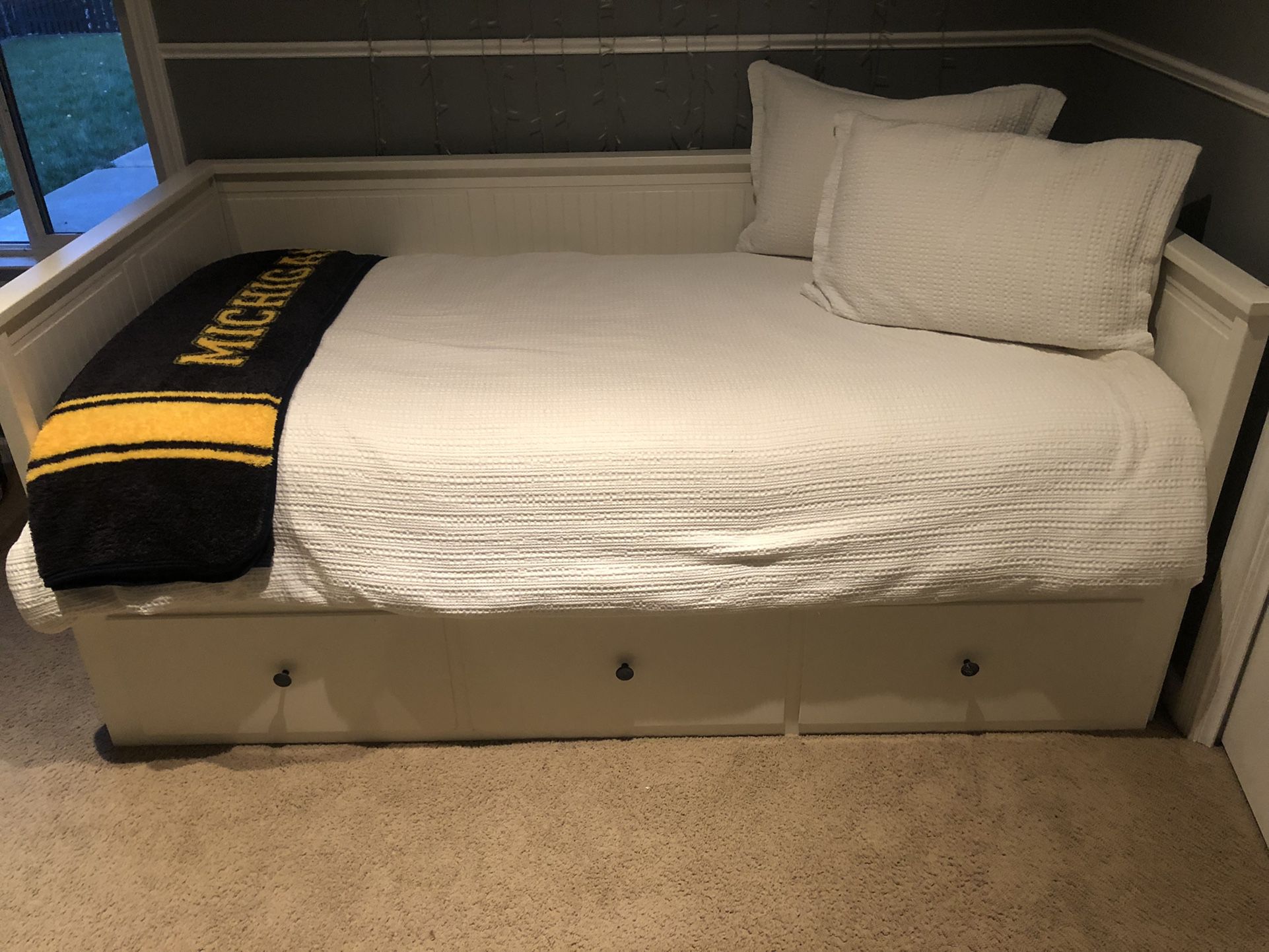Trundle daybed with drawers