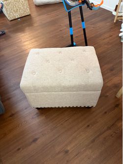 Ottoman with Storage / Baúl con almacenamiento