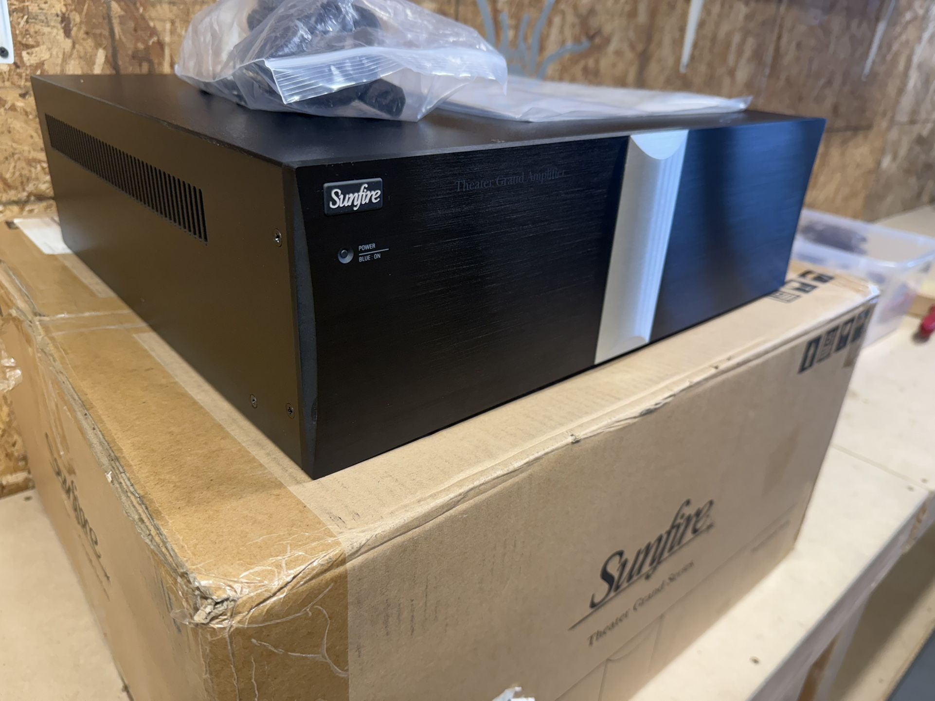 Sunfire TGA-7401 400 watts x 7 amplifier