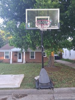 Adjustable basketball goal