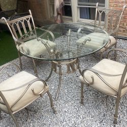 Table & 4 chairs 