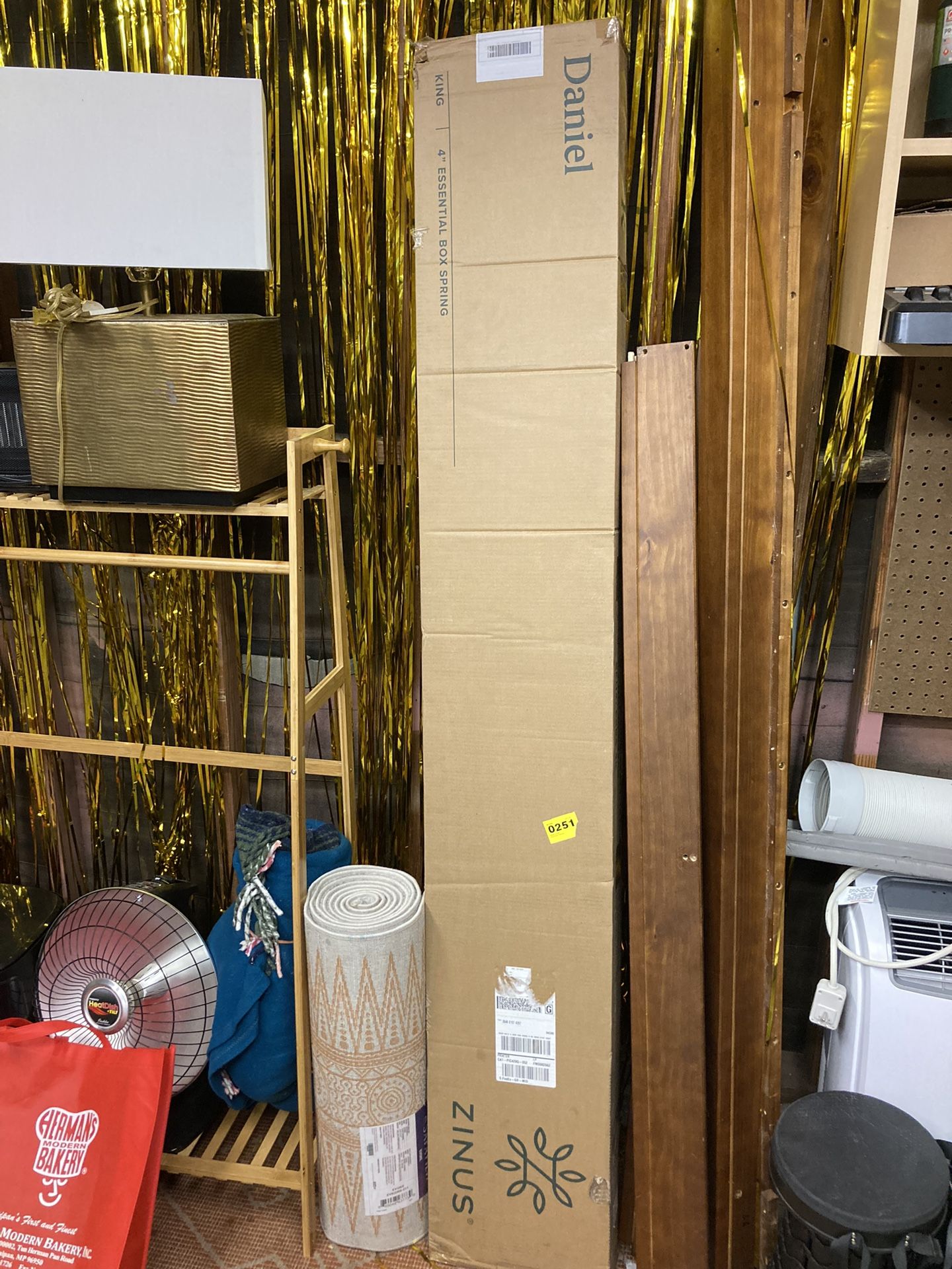 ZINUS Metal and Wood Box Spring King Size, 4 Inch Mattress Foundation for Sale in Vallejo, CA