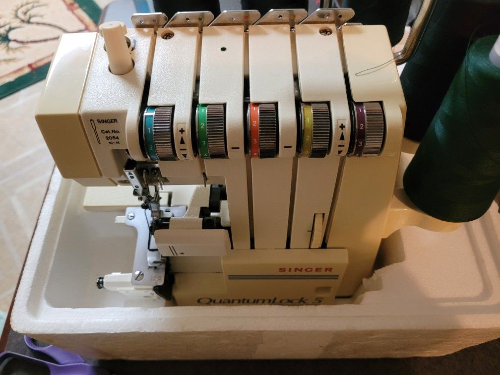 🥻OBO CONSIDERING👗SINGER 14U 285B WITH 5  THREAD 2 NEEDLES OVERLOCKER SEWING MACHINE. MADE IN JAPAN