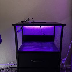 2 night stands and lamp