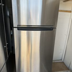Whirlpool Refrigerator Stainless with Top Freezer Works Great 