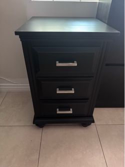 Nightstand/3 drawer dresser