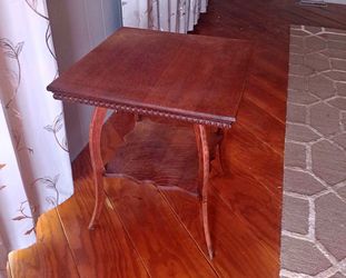 Antique Tiger Oak Parlor Table – Quarter Sawn Oak Side Table with Lower Shelf