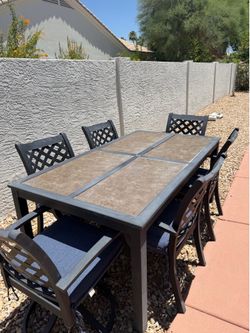 Outdoor patio table and chairs (6)