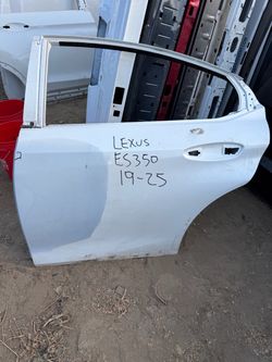2022 rear door Lexus es350