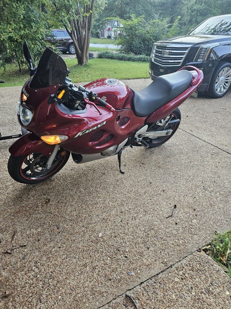 2006 SUZUKI KANTANA Comes with large helmet and matching jacket. 750