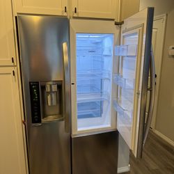 LG Refrigerator Like New 