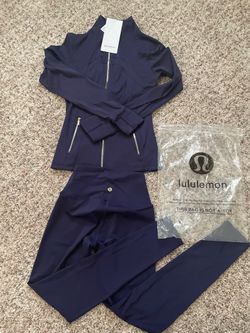 Size 4 Navy blue and Gold Lululemon set!!