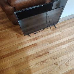 Two 32" TV 