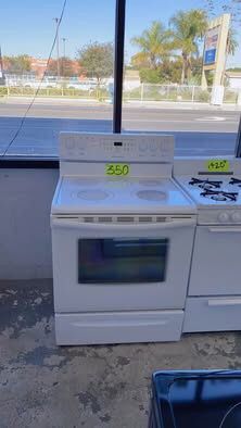 30” Frigidaire White 220-Volt Electric Stove⚡️— Works Great, Clean, and Ready to Use
