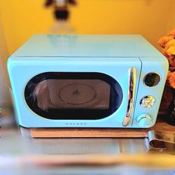 Retro Aqua Blue Galanz 700 Watt Microwave