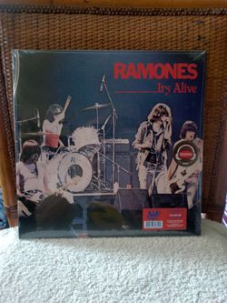 RAMONES - It's Alive. 40TH Anniversary Edition. 2Lp set on Red & Blue Vinyl. New Sealed Mint
