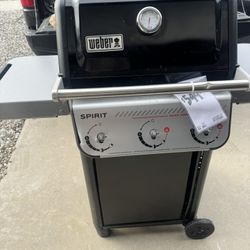 Spirit  E-325 3-Burner Propane Gas Grill in Black 