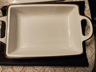 Large like new casserole dish