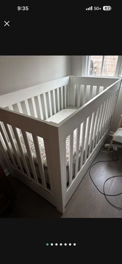 Baby Crib With Bamboo Mattress With Several Cotton Sheets And Water Proof Mats