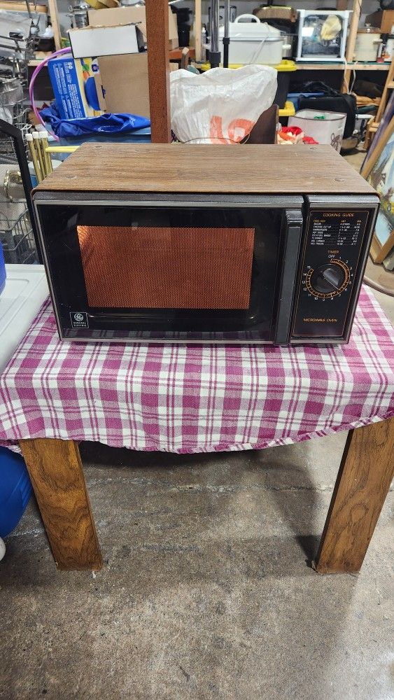 Vintage General Electric Microwave Oven