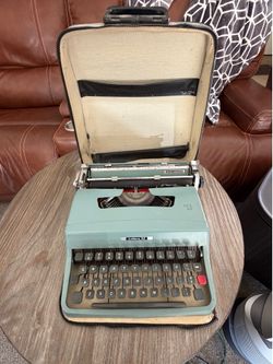 Vintage Typewriter - Olivetti Lettera 32