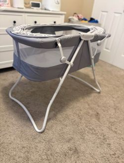 Foldable bassinet