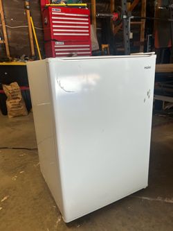 Haier mini fridge 80$