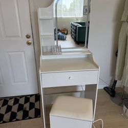 White Vanity With Light Up Mirror 