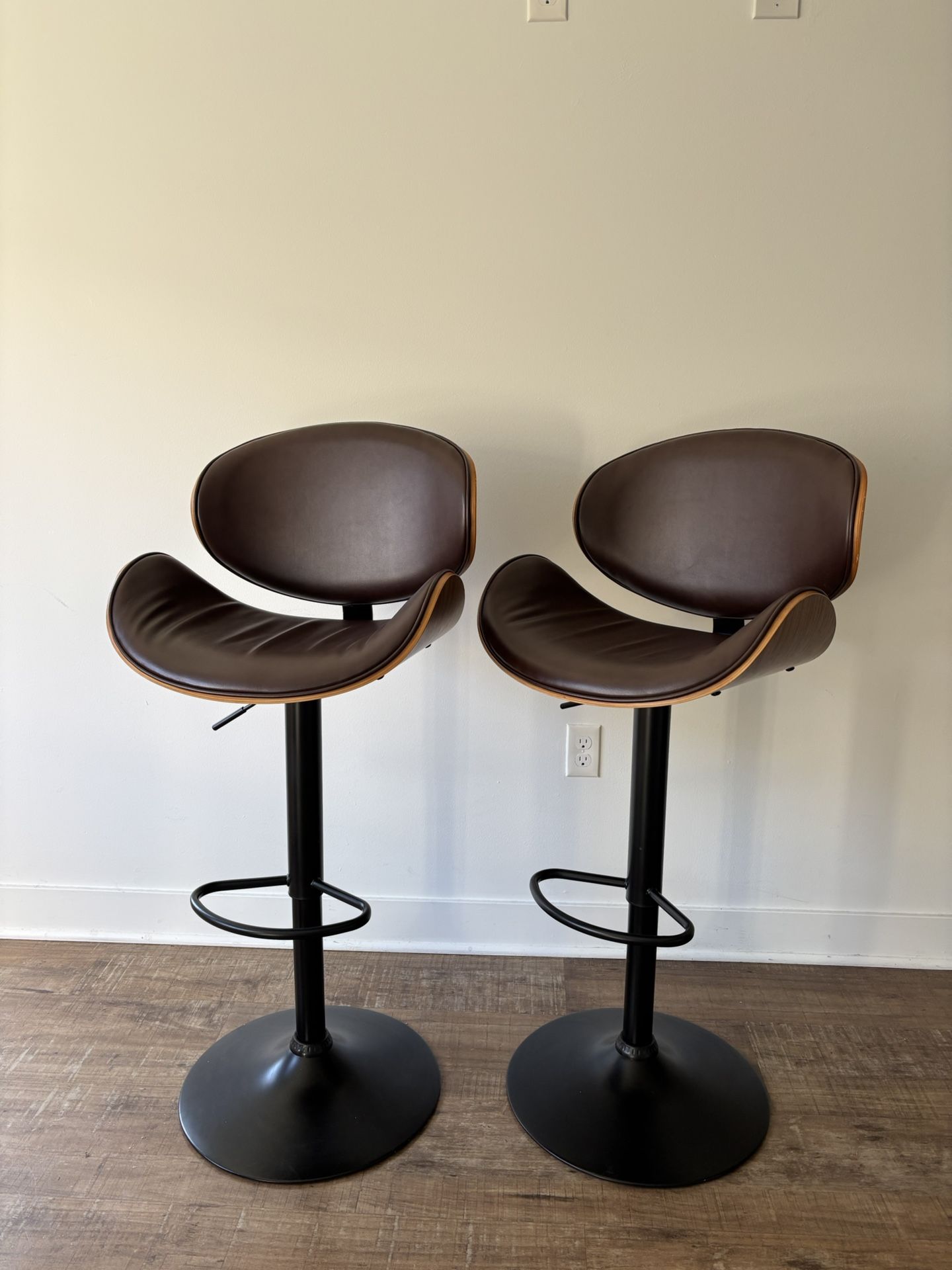 ✨ Set of 2 Stylish Bar Stools – Great Condition! ✨