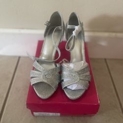 8.5 Silver Glitter Open Toes Dress Shoes
