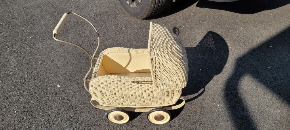 Antigue Wicker Doll Carriage 