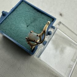 OPAL DIAMOND CHIP 10 K GOLD RING 
