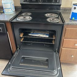 Frigerdare Electric  Stove  And Refrigerator Never Used And Matching Refrigerator With Ice maker