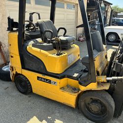 Hyundai forklift (For parts or Repair)