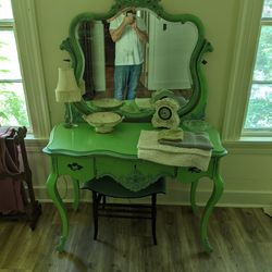 Green Antique Victorian Vanity Table With Mirror