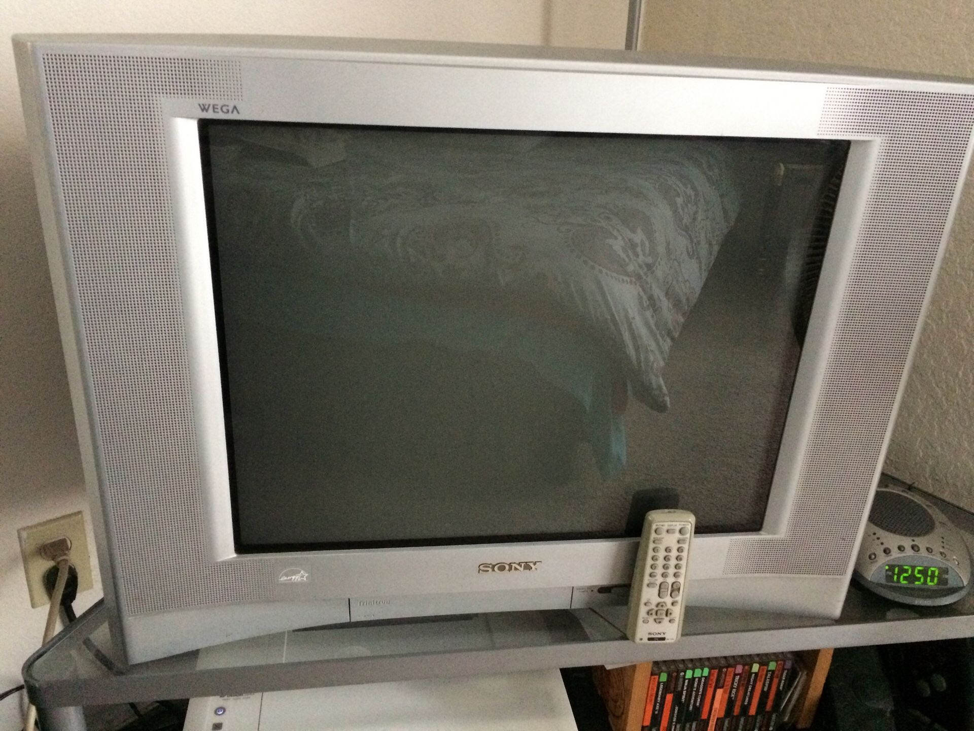 Sony tv for gaming 24 inch w/remote KV-24SF120