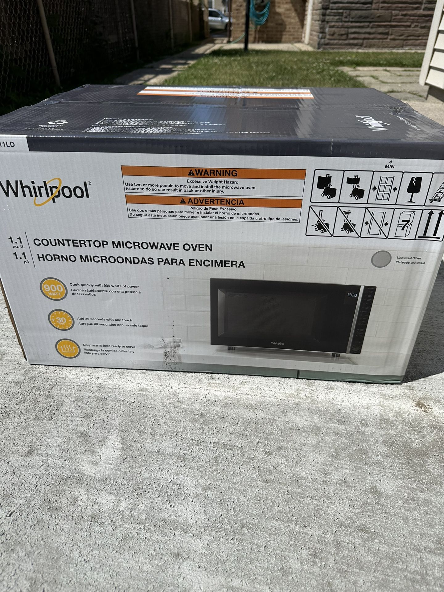 Whirlpool 1.1-cu ft Medium 900 -Watt Sensor Cooking Controls Countertop Microwave ( Silver )