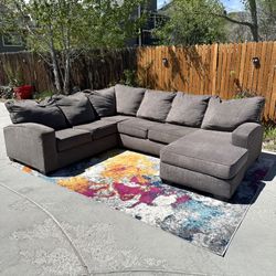 🚚 FREE DELIVERY ! Beautiful Gray Sectional Couch w/ Chaise