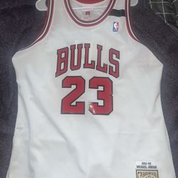 Authentic Micheal Jordan Bulls jersey 